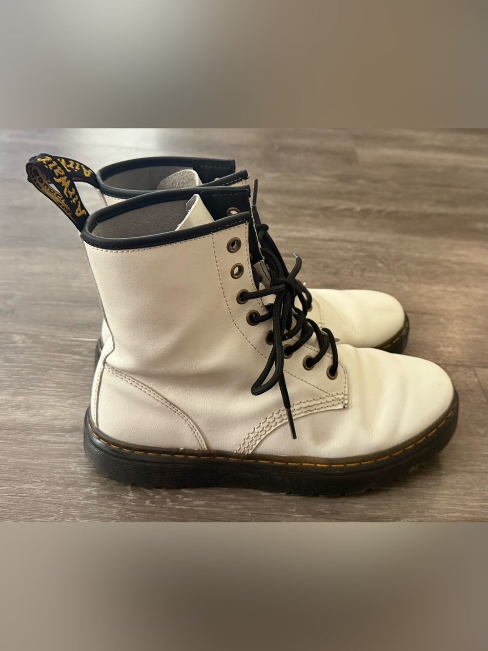DR MARTENS white leather boots sz M 7, W 8